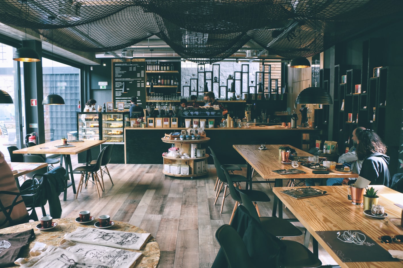 植物のある店内